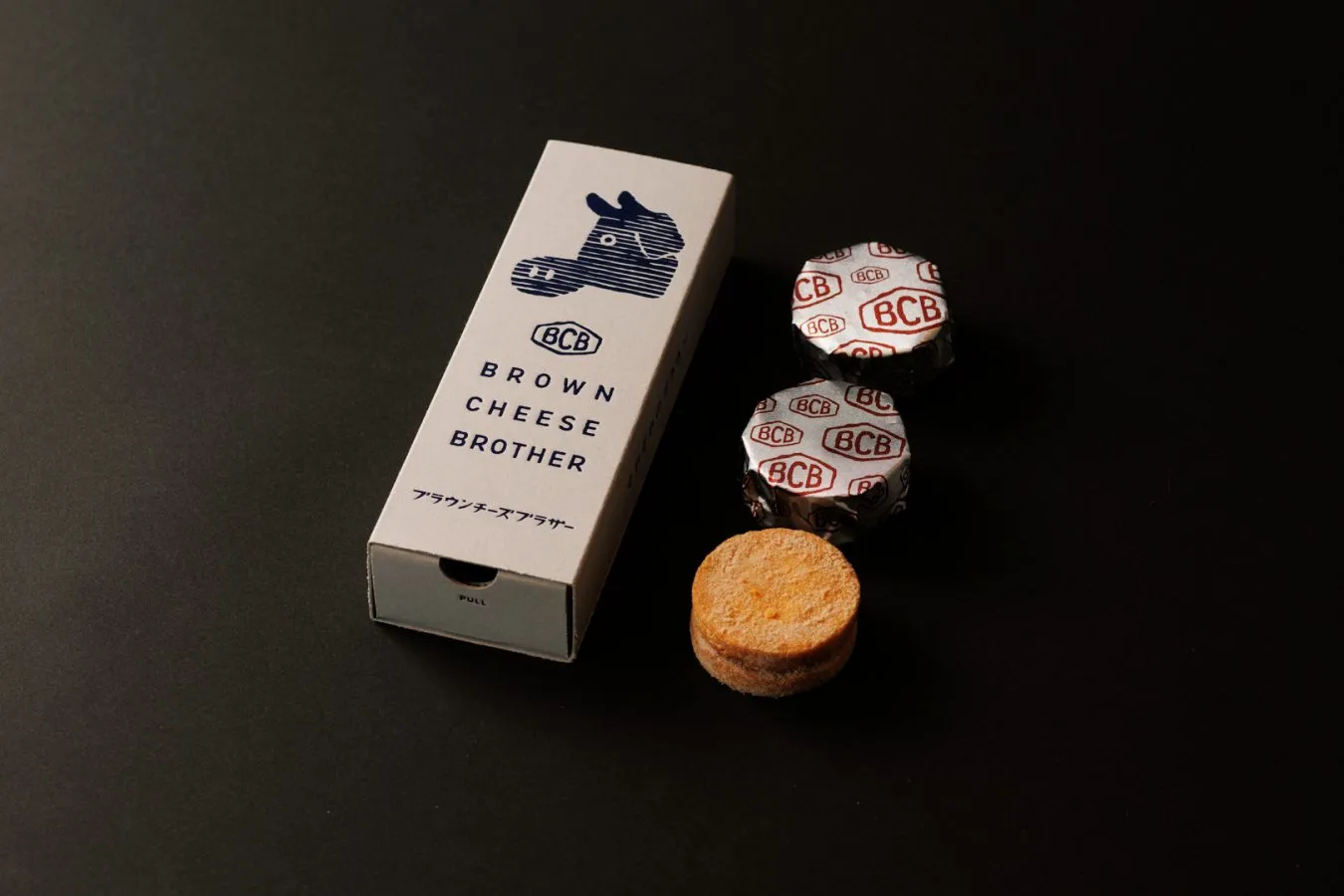 ▲「ブラウンチーズブラザー」プレーン/チョコ（1箱3個入り各972円）。ホエイ（乳清）をおいしく活用するために生まれ“ブラウンチーズ”が主役