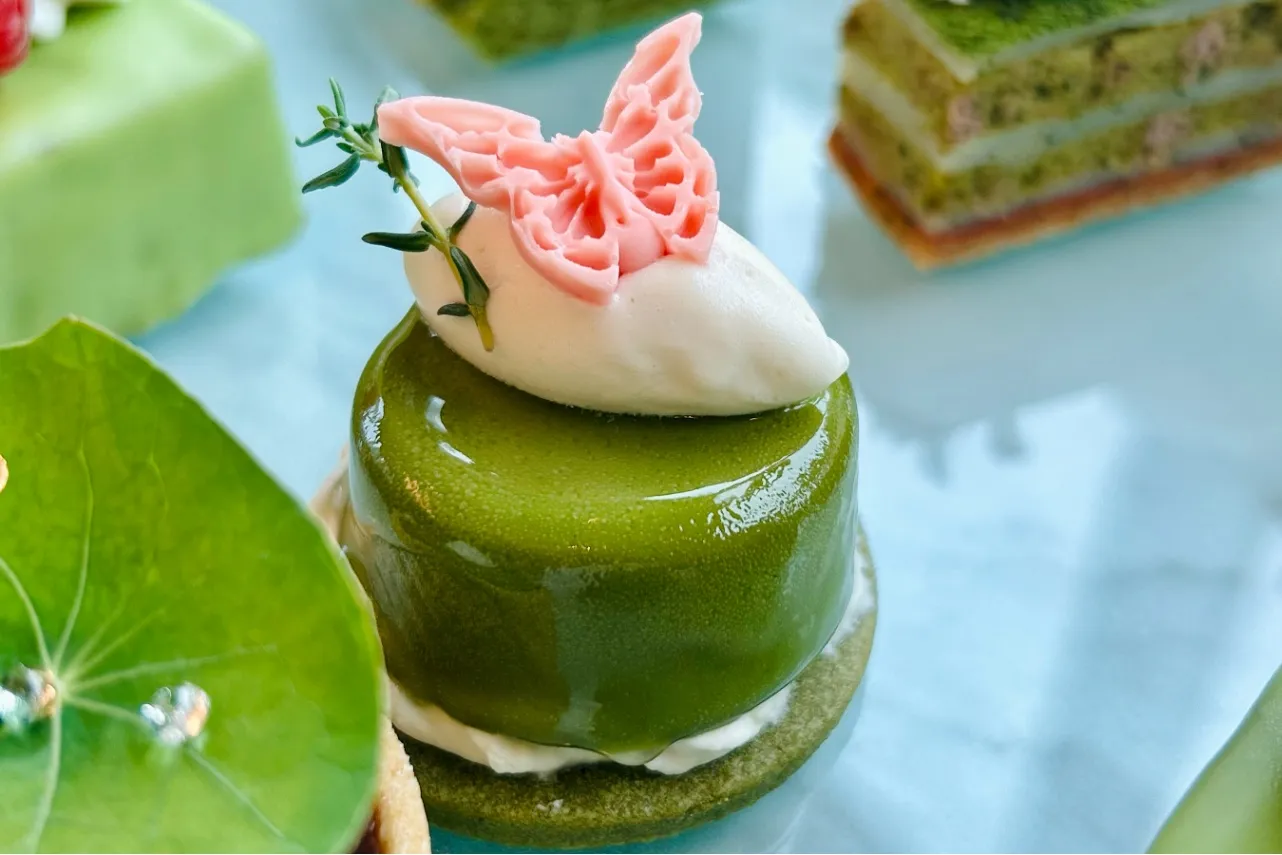 ▲「抹茶とレモングラスのチーズケーキ　ジャスミンとミントクリーム」（撮影：レッツエンジョイ東京編集部）