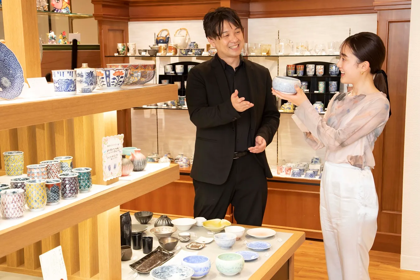 ▲気になる器を次々と手に取りながら、井潟さんとの話も弾む（一時的にマスクを外して撮影しています）
