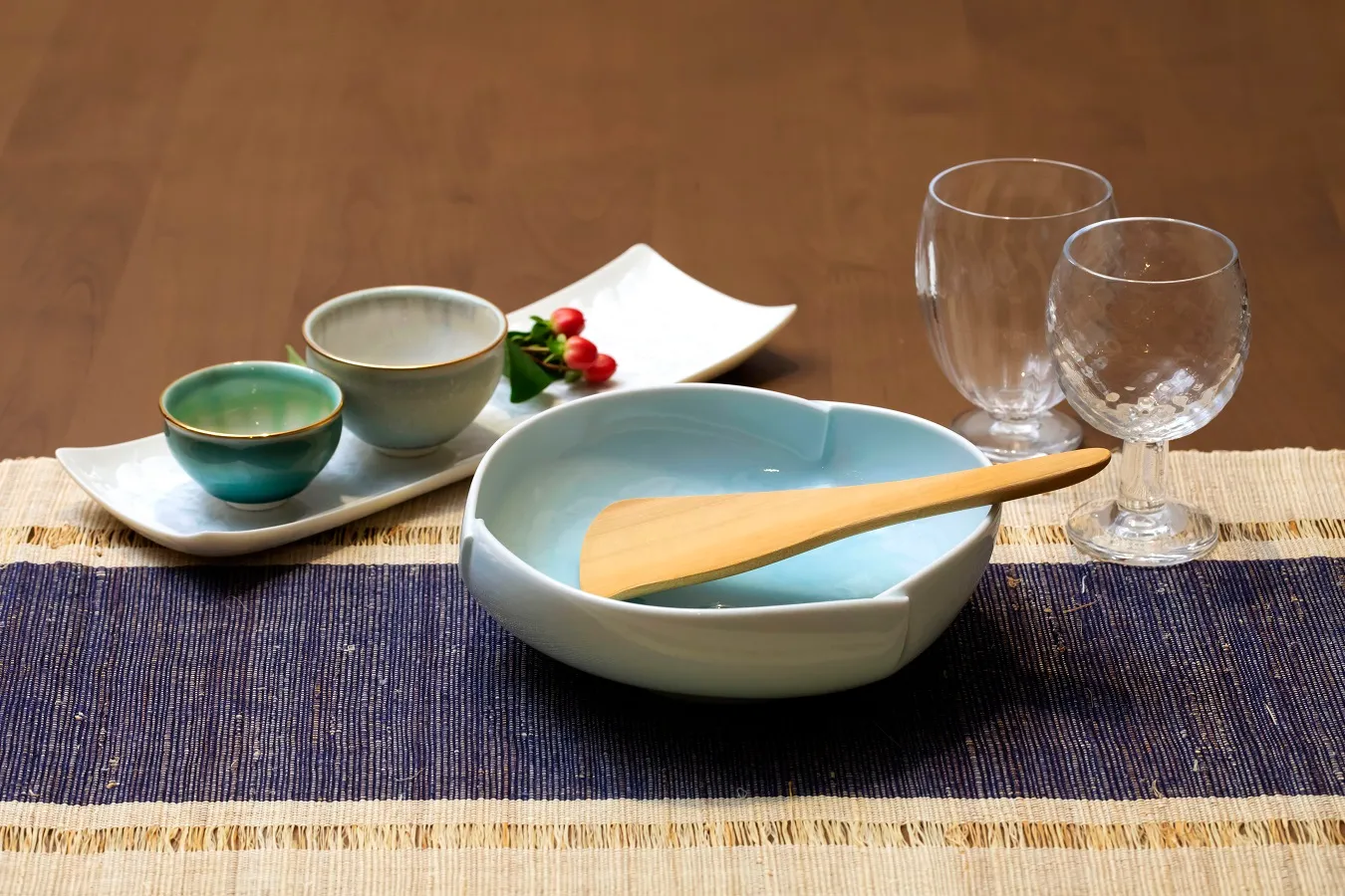 ▲左から「花結晶 長皿（白）」（3,300円　陶あん／京焼・清水焼）、「緑麗金彩淡緑ぐい呑」「白麗プラチナ彩ぐい呑」（各5,500円　観芙／京焼・清水焼）、「青白磁三つとじ唐草6寸鉢」（7,700円／美濃焼）、「ミノタケしゃもじ」（1,980円／京竹細工）、「モールワインゴブレット」（3,630円　荒木桜子／京ガラス）、「フレンチグラス」（4,620円　荒木桜子／京ガラス）