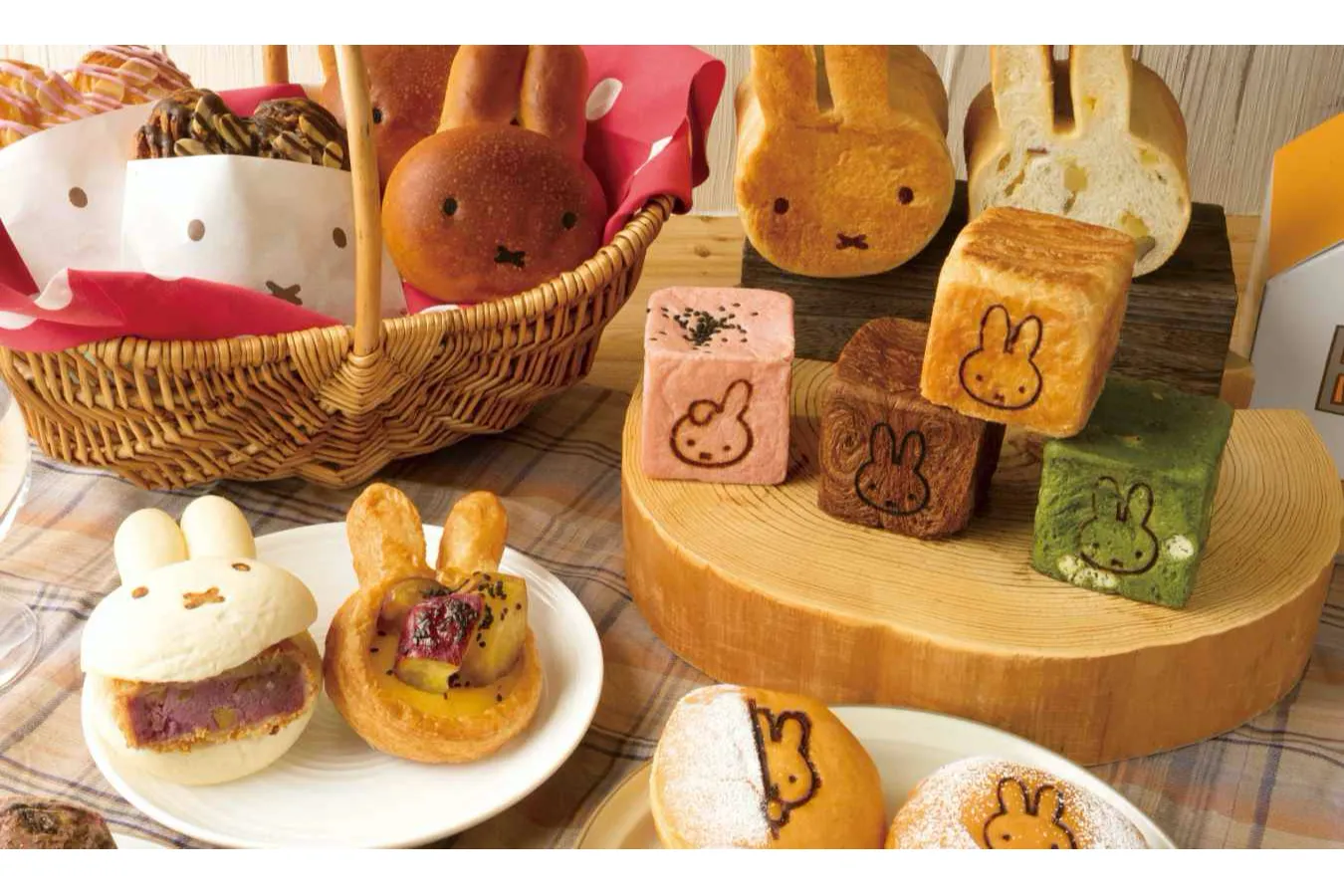 ▲「みっふぃーむらさきいもコロッケサンド」（302円）といった、食べるのがもったいない一品が並ぶ