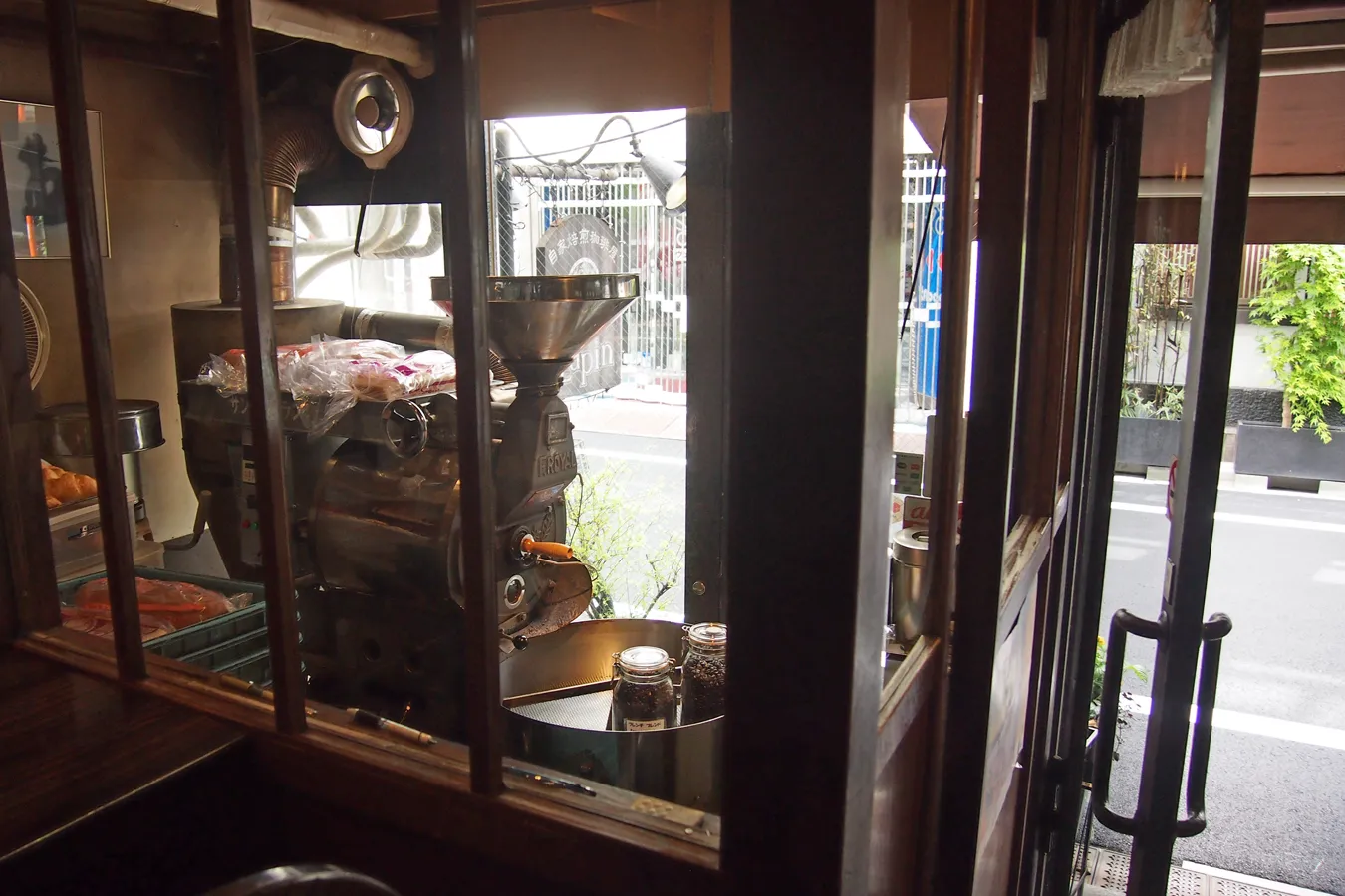 ▲入り口付近には大きな焙煎機が