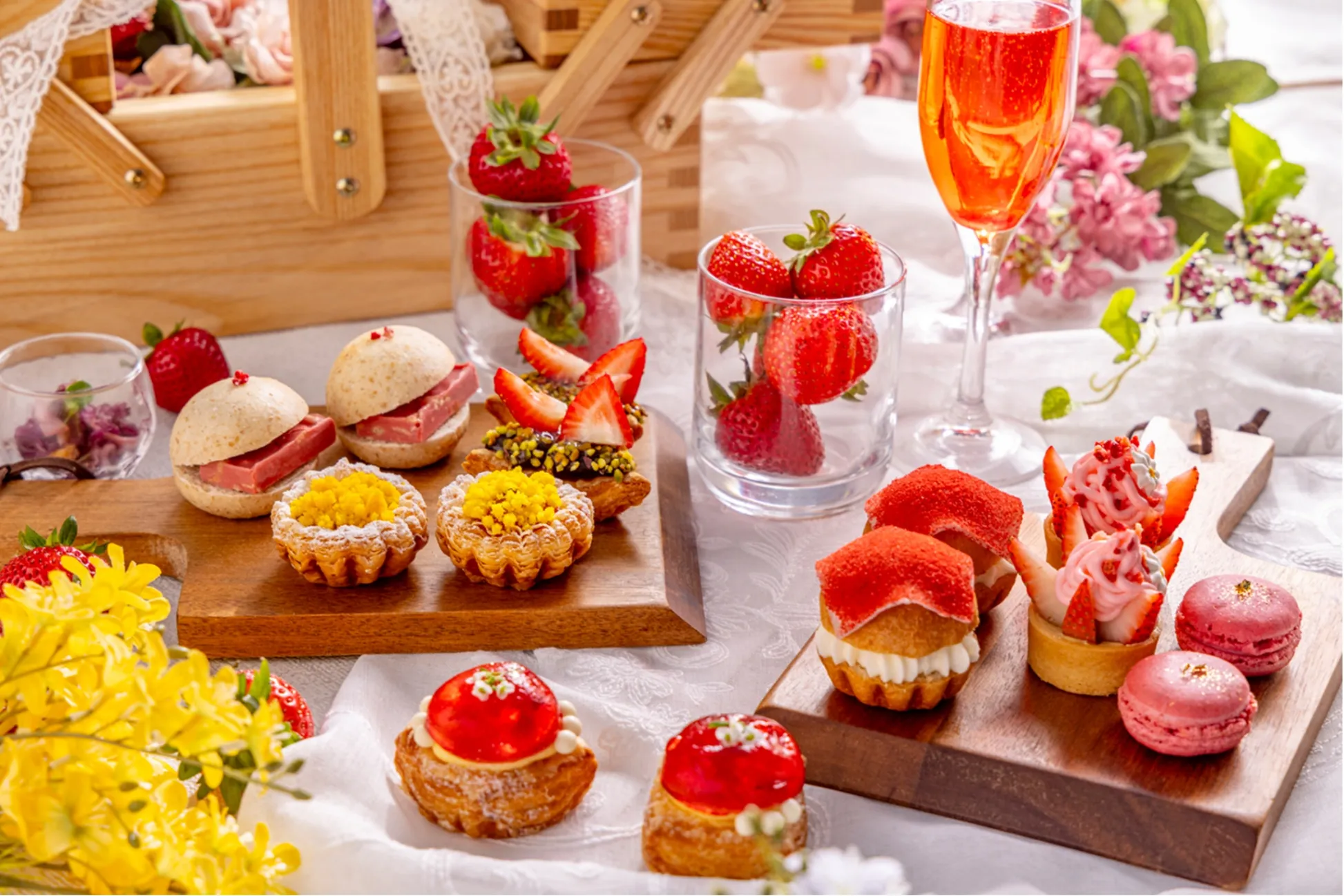 “パンが主役”のストロベリーアフタヌーンティー！新宿「ヒルトン東京」で