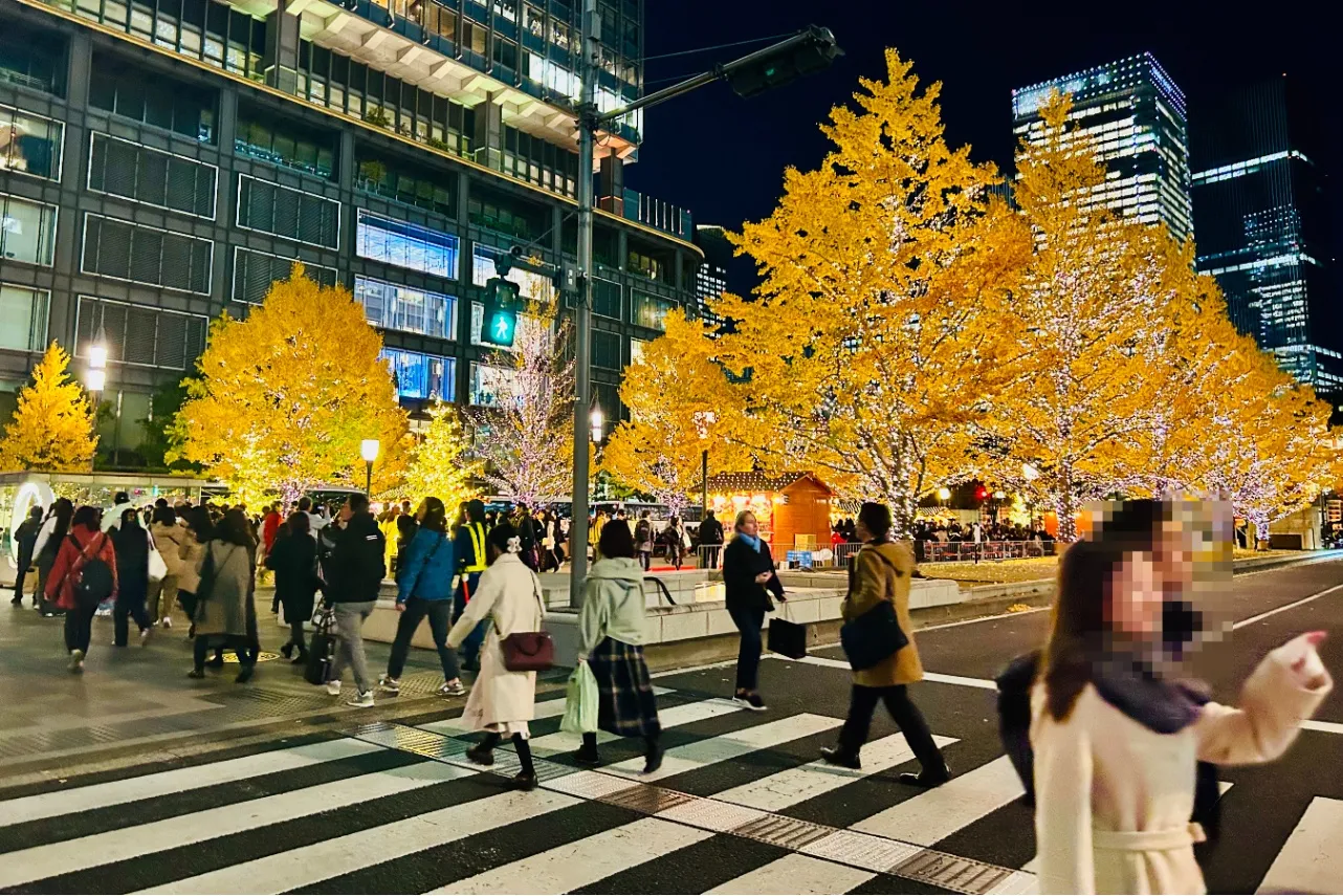 ▲「丸の内仲通り」側から見たクリスマスマーケットの様子（撮影：レッツエンジョイ東京編集部）
