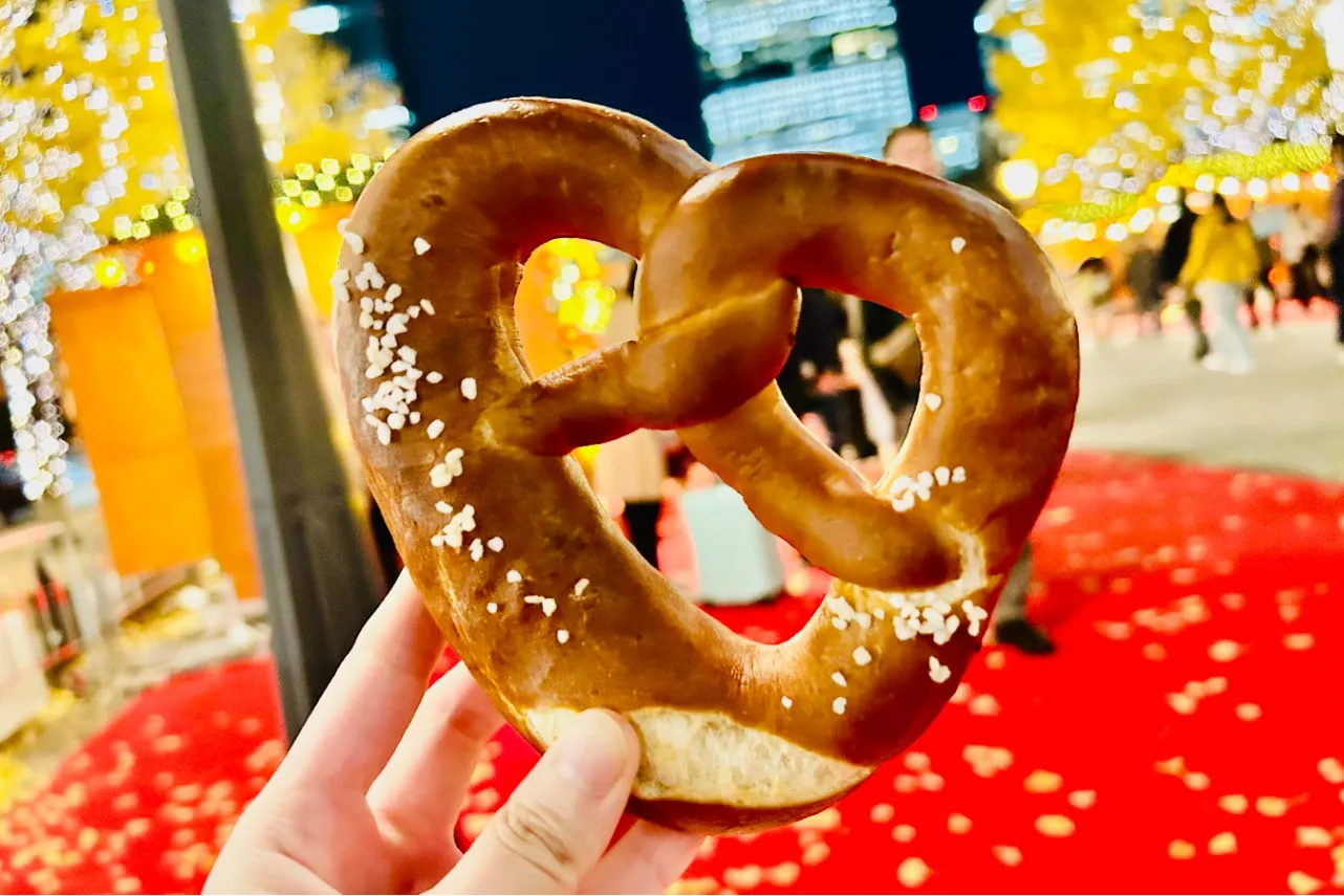 ▲オプションでチーズソースやバターソースも追加できる「プレッツェル」（700円※別添えソースは各100円）（撮影：レッツエンジョイ東京編集部）