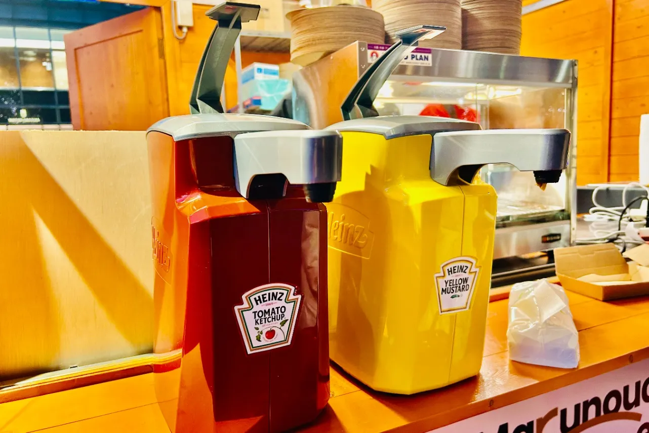 ▲ケチャップ＆マスタードはセルフで追加できる（撮影：レッツエンジョイ東京編集部）