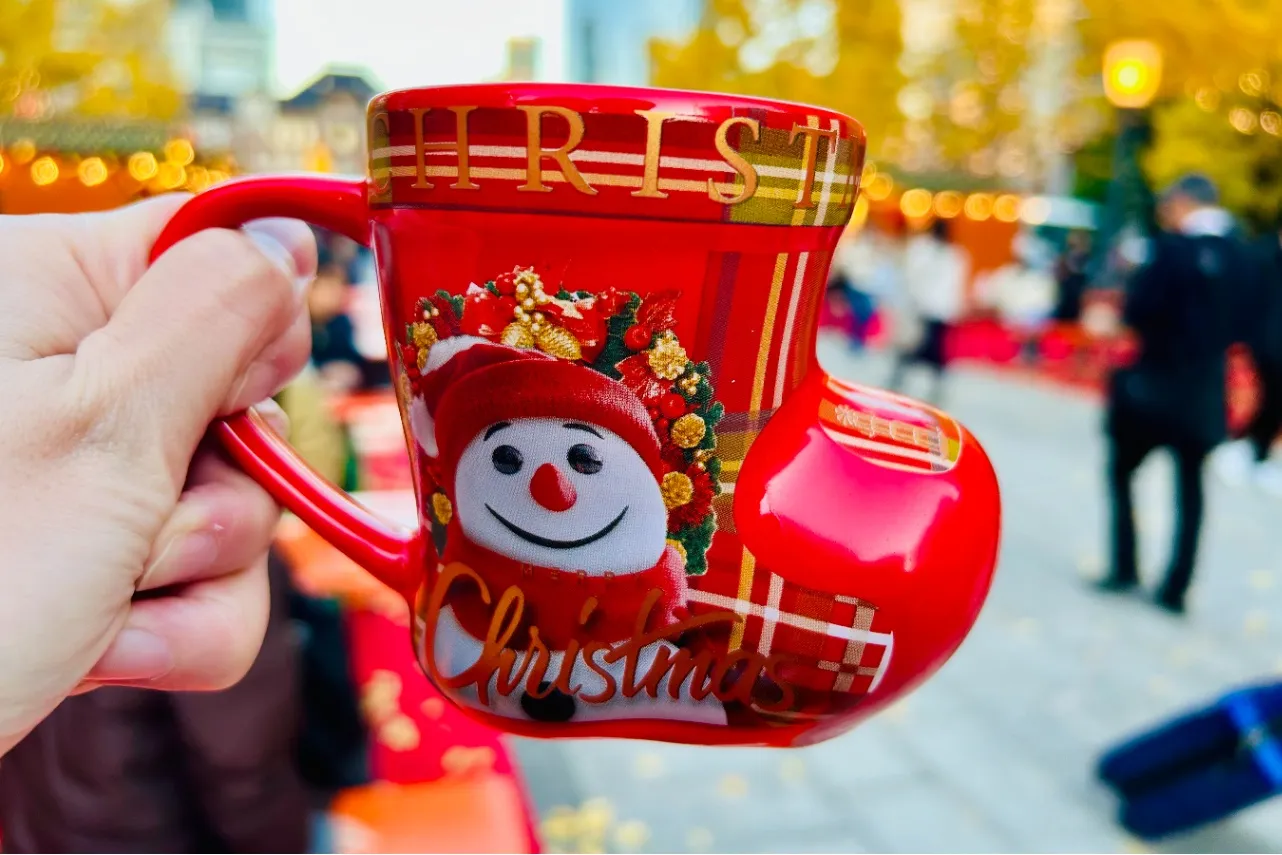 ▲赤いマグカップには雪だるまが、黒いマグカップにはくるみ割り人形のデザインが施されている（撮影：レッツエンジョイ東京編集部）