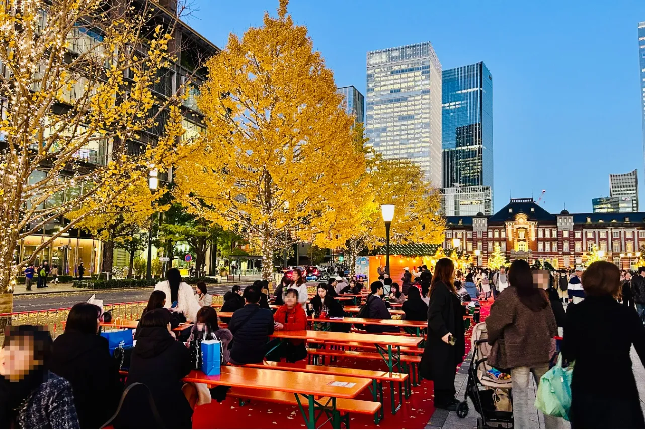 ▲30以上の長テーブルとイスが用意されている飲食スペース（撮影：レッツエンジョイ東京編集部）