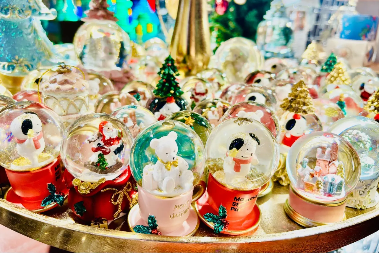 ▲さまざまなデザインの「スノードーム」（撮影：レッツエンジョイ東京編集部）