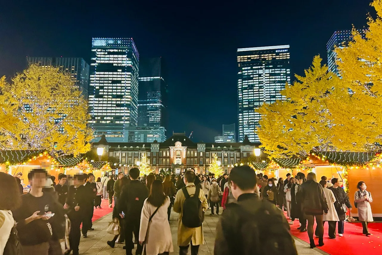 ▲ライトアップされた東京駅舎とのコラボがステキ（撮影：レッツエンジョイ東京編集部）
