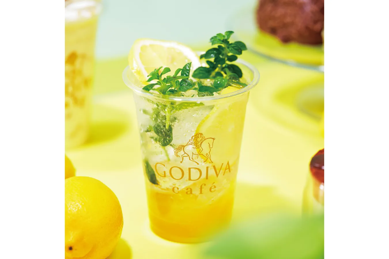 ▲「GODIVAレモンジュレとミントのカカオフルーツソーダ」（660円）。レモンゼリーの食感と喉越しがいいアクセント※8月末までの限定