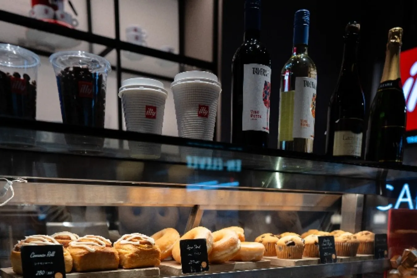▲スパークリングワインやグラスワイン、イタリア産ビール「モレッティ」などのアルコールも用意されている