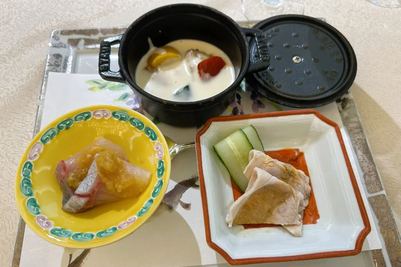 ▲左から時計回り「勘八の葱生姜酢掛け」「チキンと夏野菜のフリカッセ」「雲白肉片」