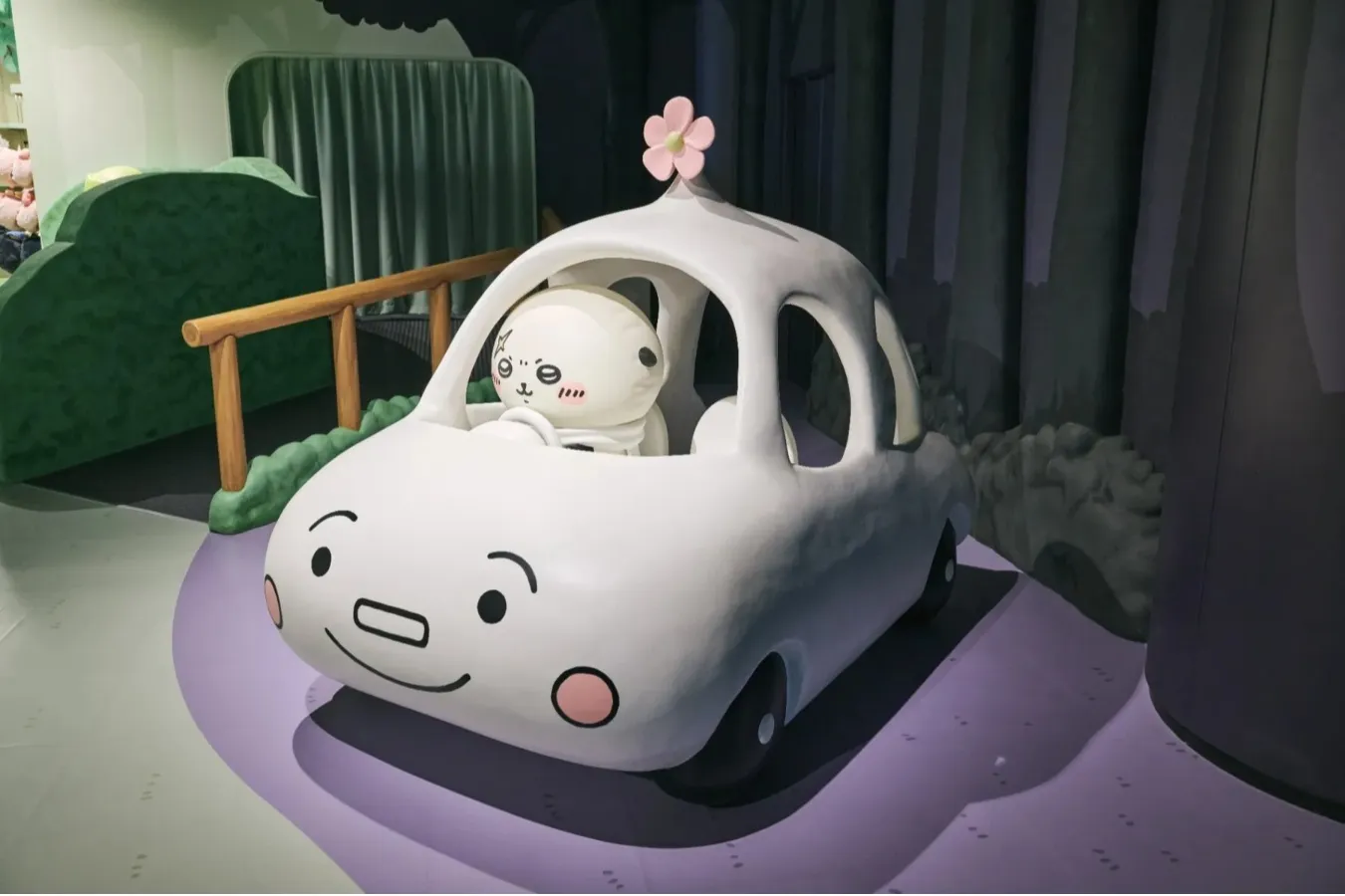▲ちいかわパーク 体験フロア「ラッコの車」