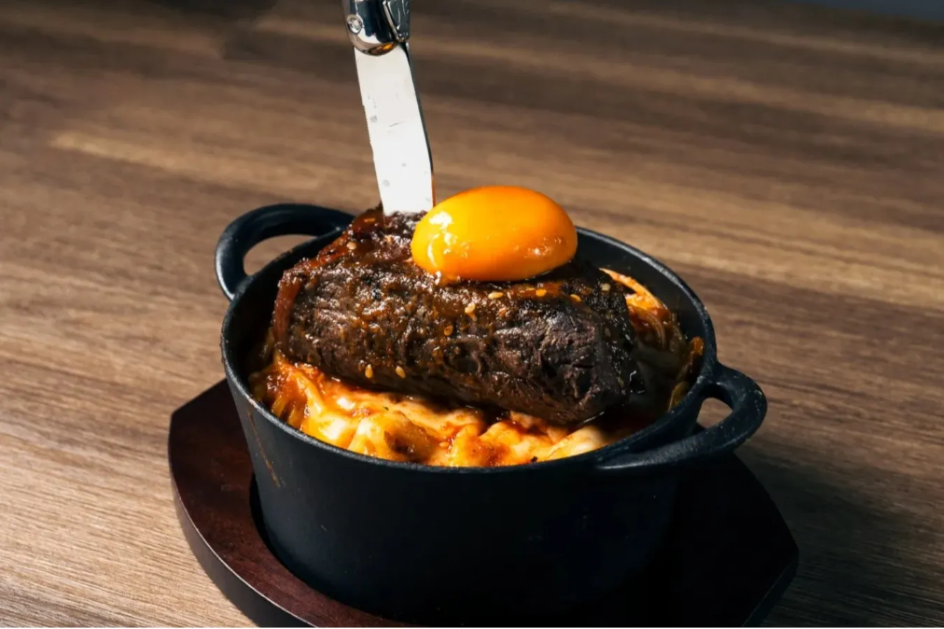 ▲「溶岩パスタ　エアーズロック焼肉カルボ」