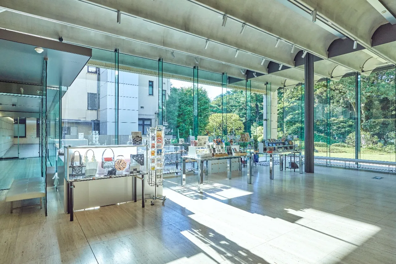 ▲画像提供：東京都庭園美術館　新館　ミュージアムショップ内観