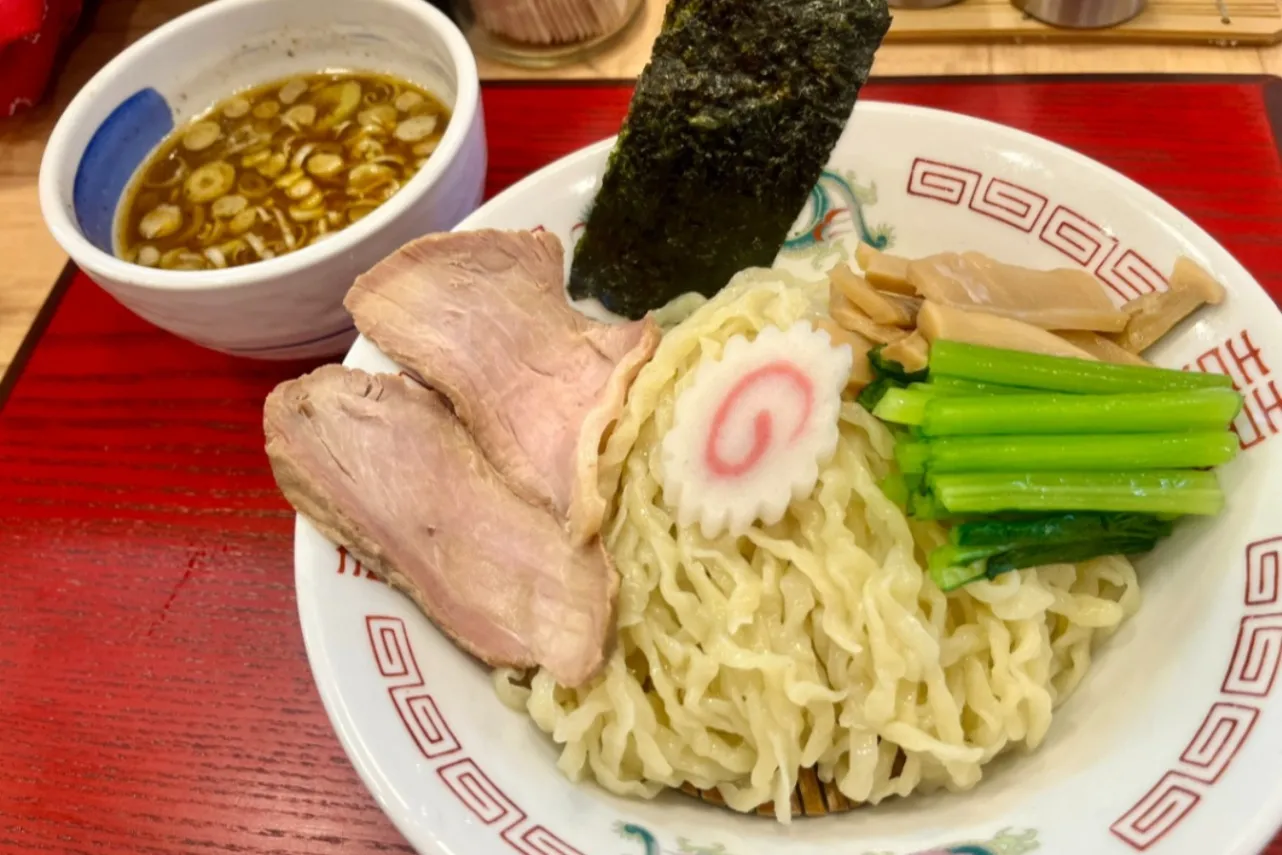 ▲朝ざる中華と同じく朝8時から楽しめる「ざる中華」も筆者オススメ。ここでしか味わえない酸・甘・辛の融合した風味豊かなつけ汁が印象的な一杯です