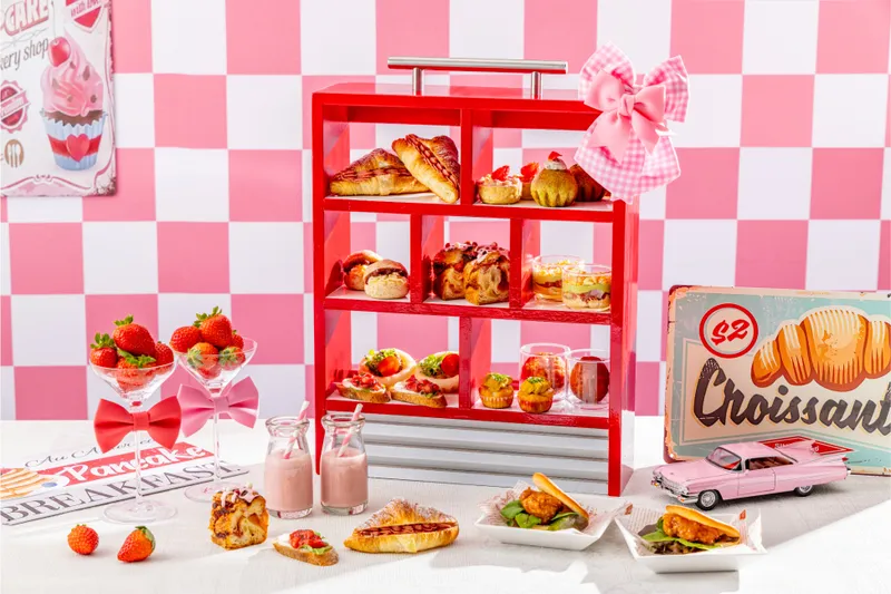 【ヒルトン東京】“いちご×アメリカン50s”で贈るパンが主役のアフタヌーンティー登場