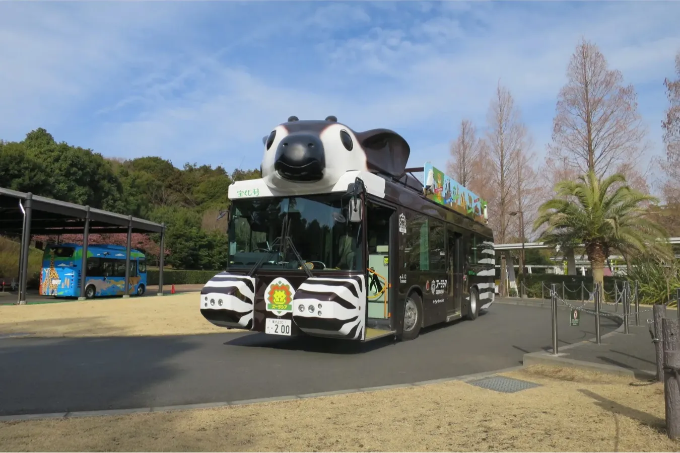 ▲園内バス「ズッピ」（写真提供：よこはま動物園ズーラシア）