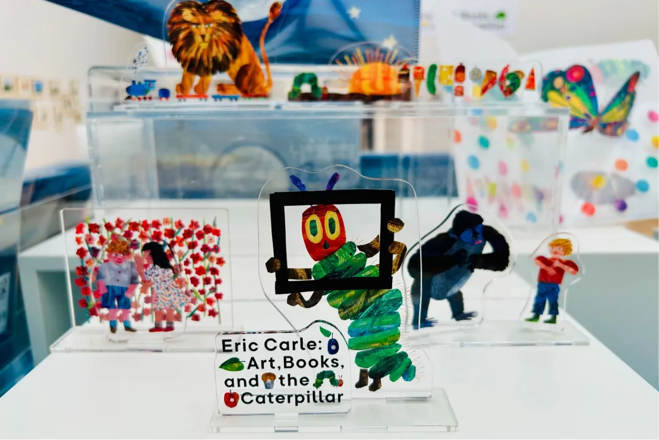 ▲展覧会限定オリジナルの「アクリルスタンド<フレームをもったあおむし>」(1,100円)