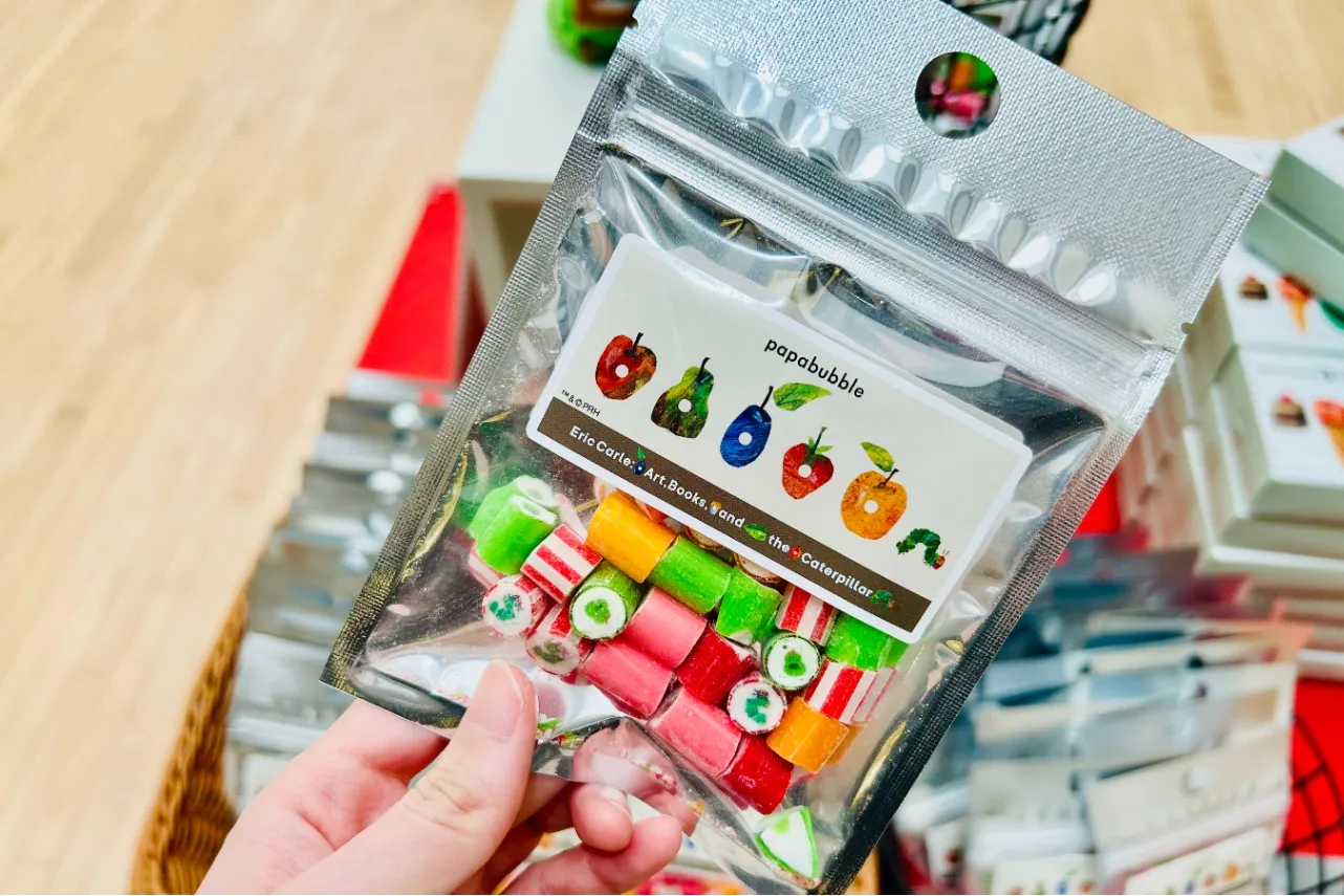 ▲展覧会限定オリジナルの「PAPABUBBLE×エリック・カール展 フルーツミックス キャンディ」(972円)