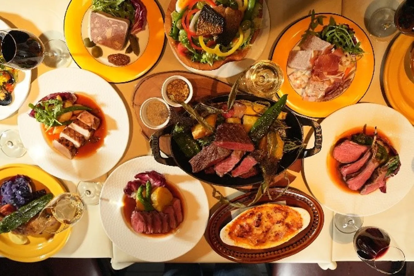 ▲「BRASSERIE LE VIN」の平均予算は昼1,800円、夜7,000円。ワインはフランス産を中心に100種類をセレクト