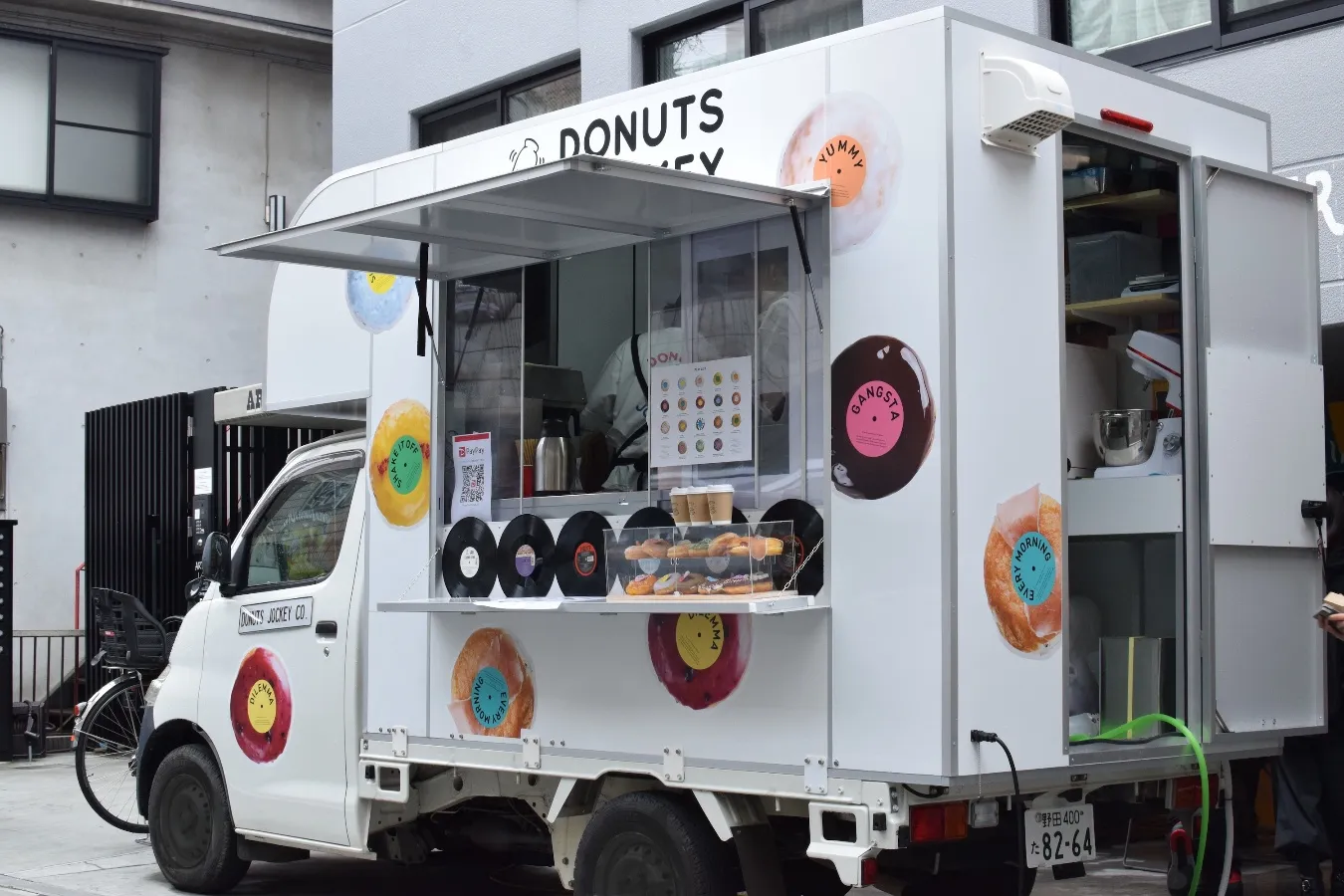 “レコードショップ”のようなドーナツ専門店「ドーナツジョッキー」初台にオープン_1414117