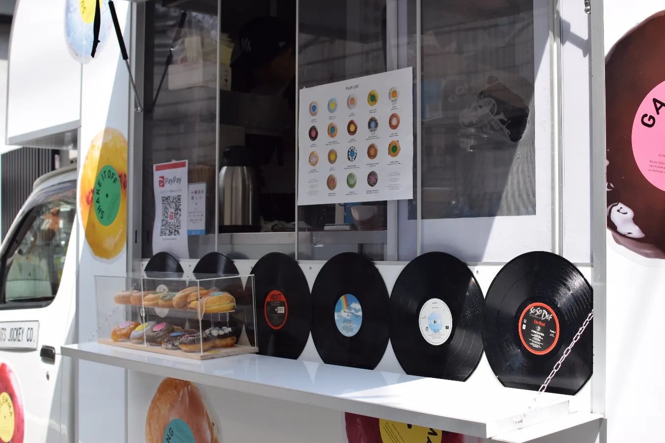 “レコードショップ”のようなドーナツ専門店「ドーナツジョッキー」初台にオープン_1414118
