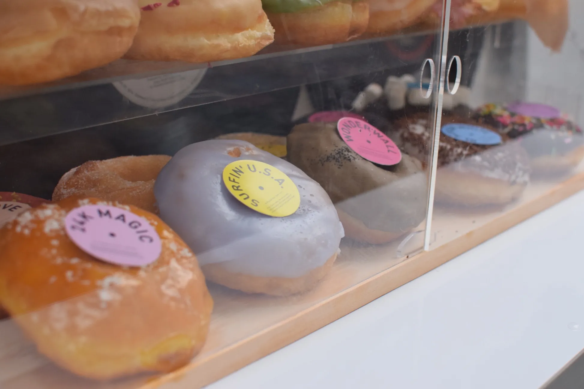 “レコードショップ”のようなドーナツ専門店「ドーナツジョッキー」初台にオープン