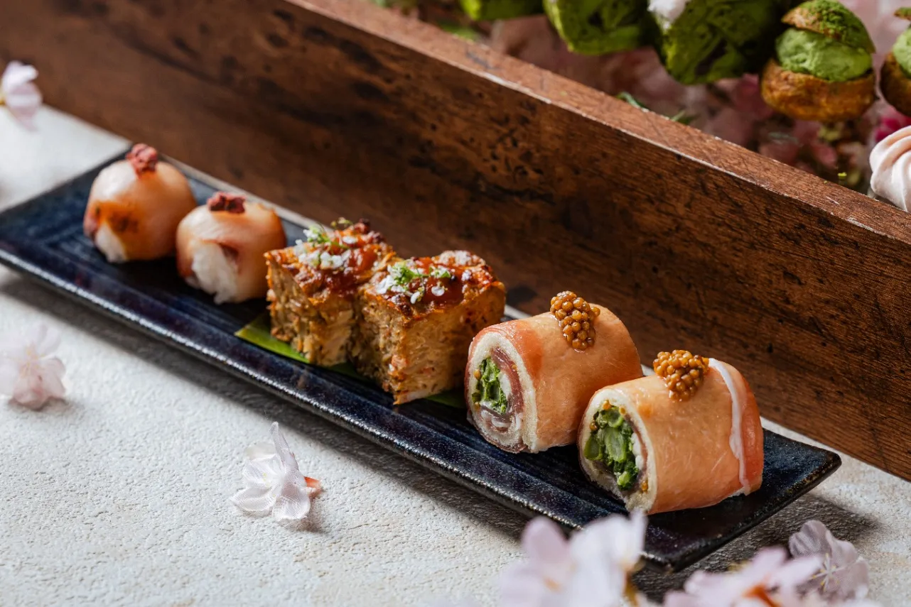 抹茶茶　京焼　桜木文 色絵『桜に瑠璃鳥』抹茶盌（ぷっくり鳥シリーズ） / ことよりモール