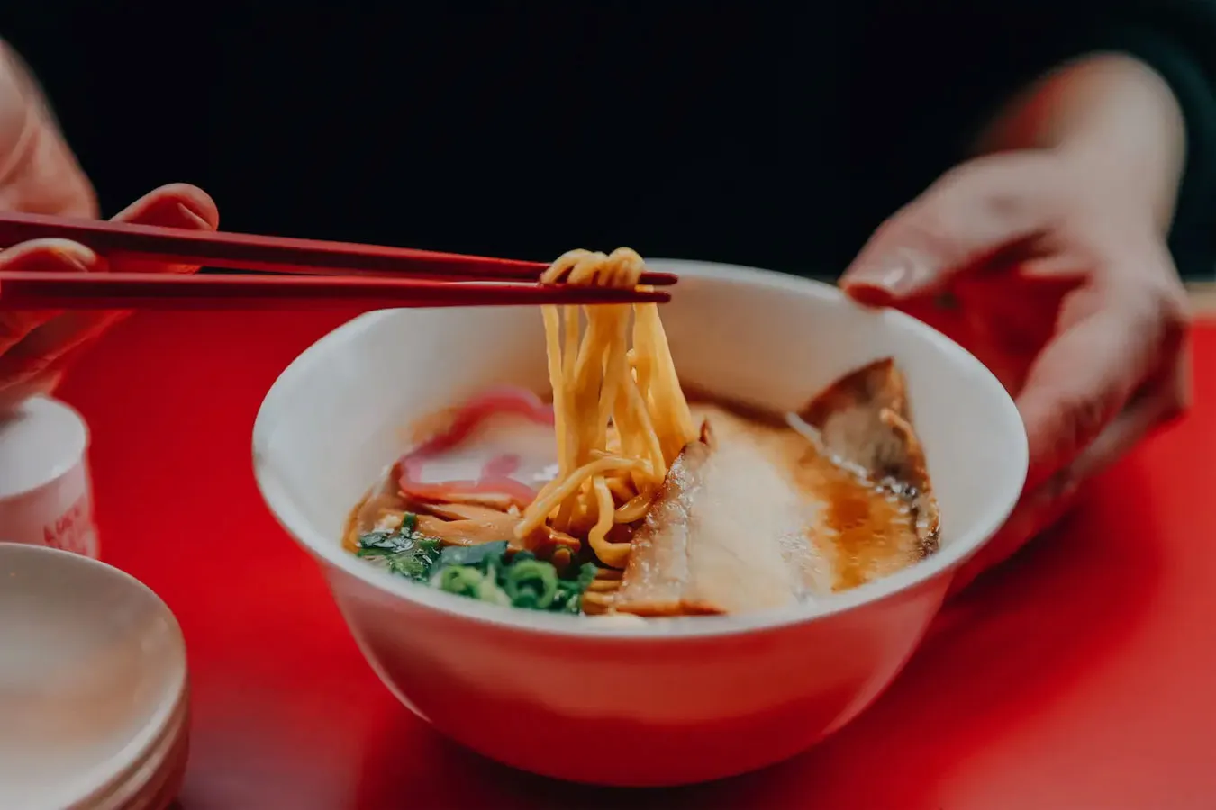 ▲和歌山県内外からファンを集める「丸田屋」の豚骨醤油ベースのミニ中華そば（990円）。