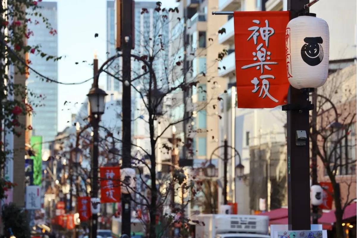 石畳の裏路地や隠れ家店も！神楽坂デートにオススメな「半日散歩コース」