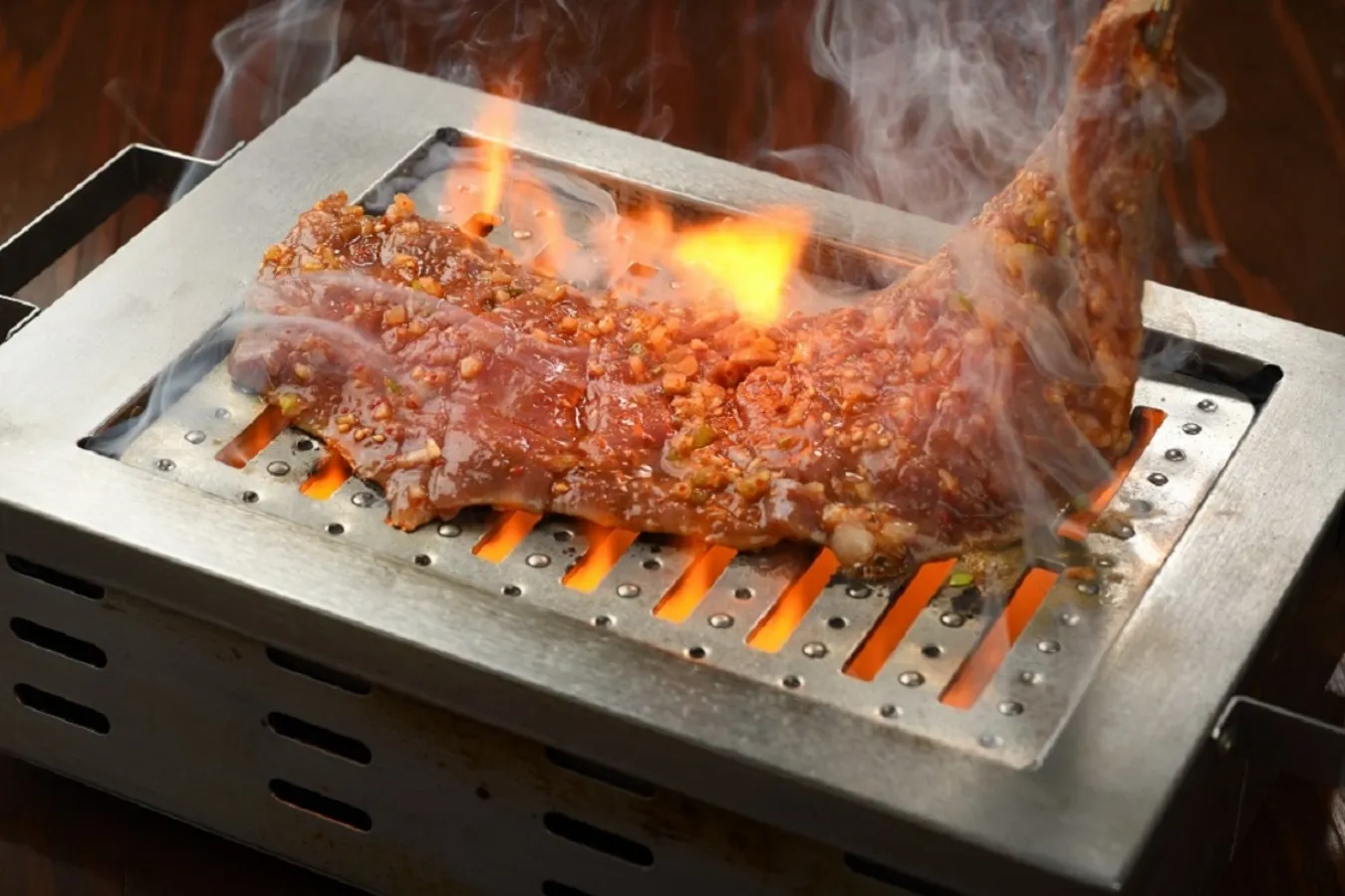▲焼き台は「ガス＋鉄板」のスタイル