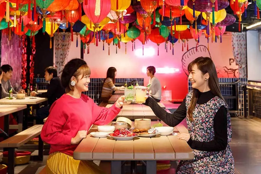 カラフルなランタンが異国情緒たっぷり！新宿の高架下にある話題のスポットでSNS映え女子会！