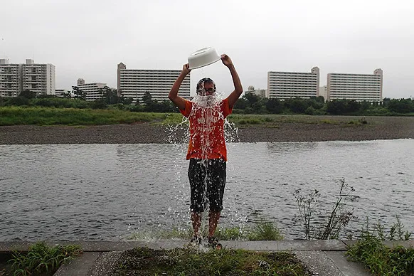 東京の水かけ地蔵を巡り自分も濡れる
