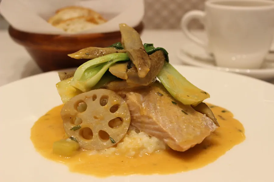 ▲「本日のランチ」（1,400円）。しっとり蒸し焼きにした秋鮭に、秋野菜たっぷりがうれしい