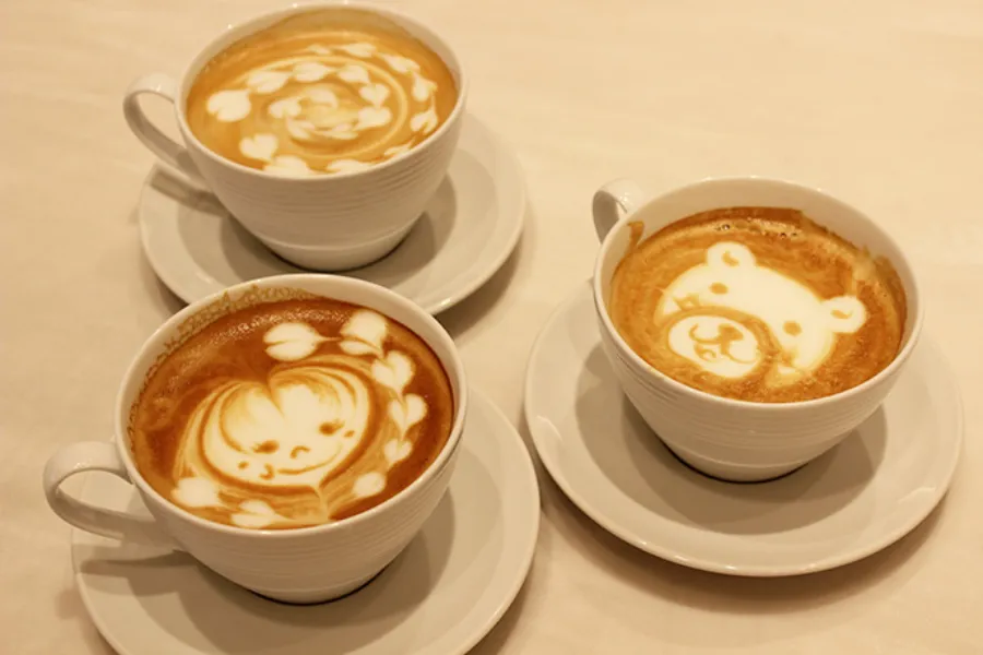 ▲まろやかな味わいの「カフェオレ」（800円）。どんなラテアートが出てくるかはお楽しみ♪