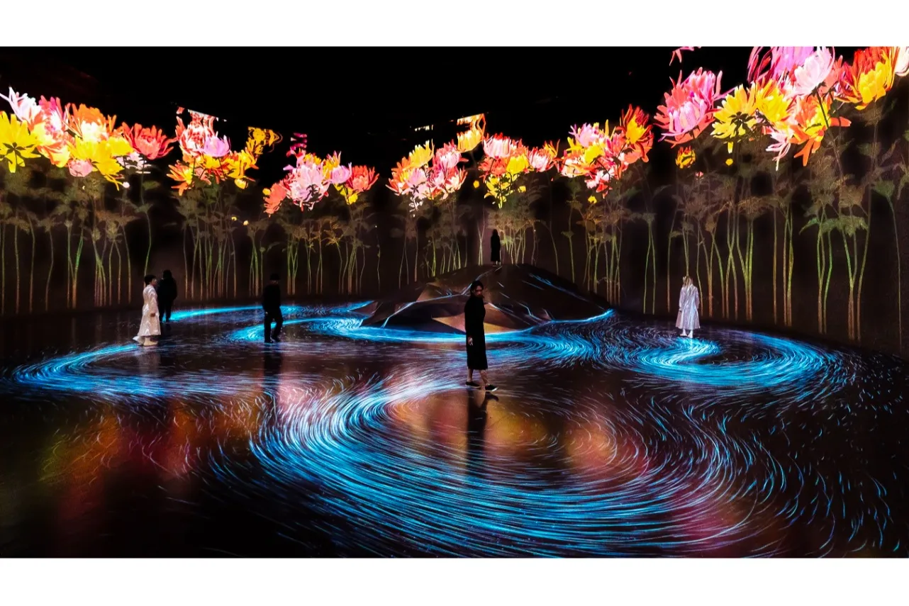 ▲チームラボ《増殖する無量の生命 - A Whole Year per Year》《Moving Creates Vortices and Vortices Create Movement》©チームラボ