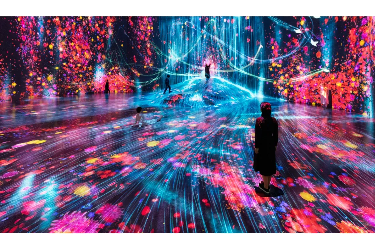 ▲チームラボ《人々のための岩に憑依する滝》《花と人、コントロールできないけれども共に生きる– A Whole Year per Hour》《追われるカラス、追うカラスも追われるカラス：境界を越えて飛ぶ》　© チームラボ