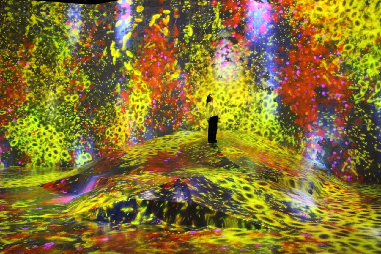 ▲《花と人、コントロールできないけれども共に生きる– A Whole Year per Hour》が空間を埋め尽くした様子　※編集部撮影