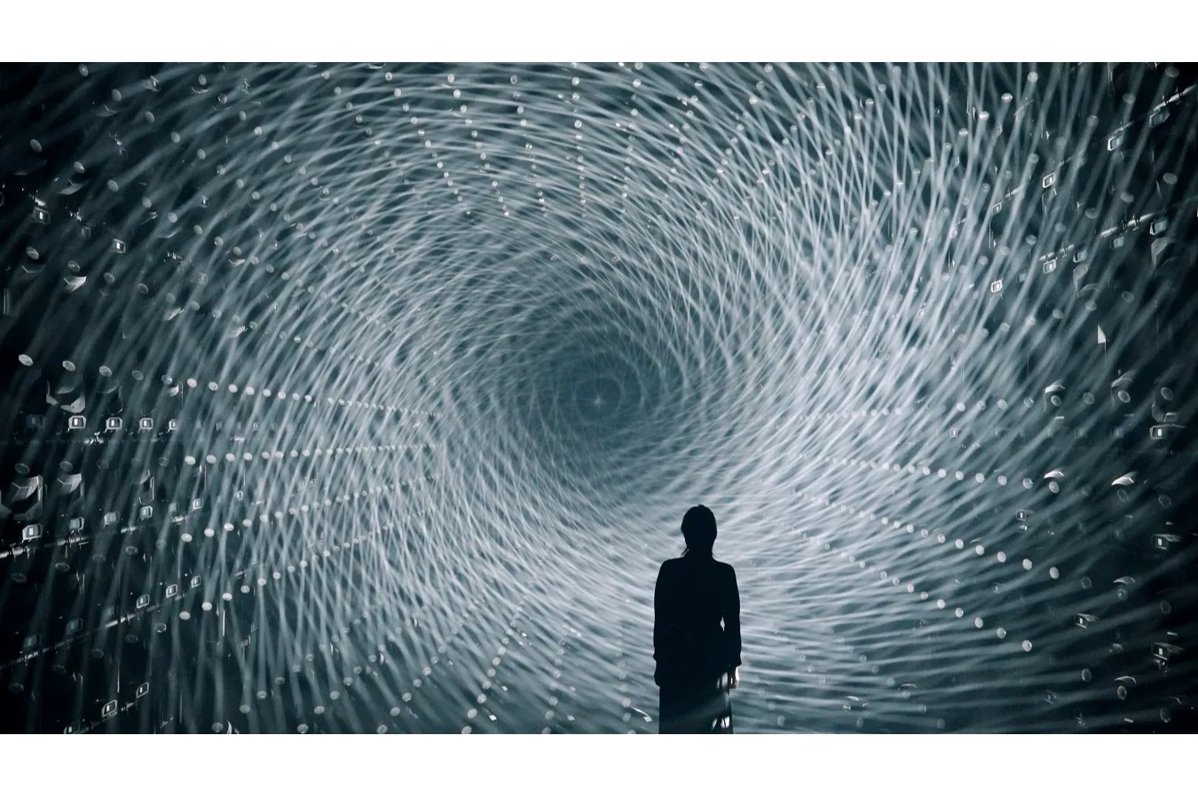 ▲チームラボ《Light Vortex》©チームラボ