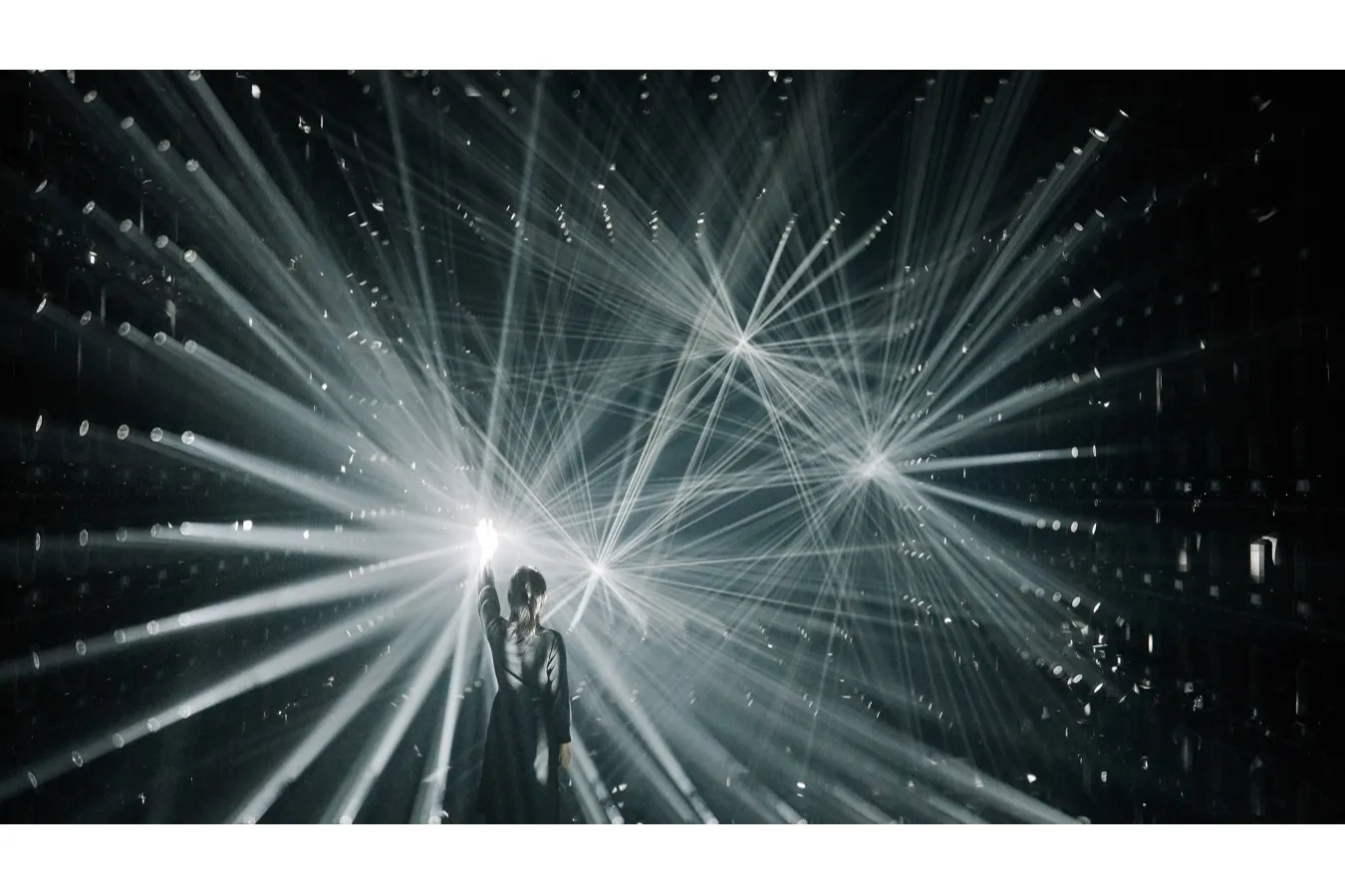 ▲チームラボ《人々と共に蒸発する光》©チームラボ