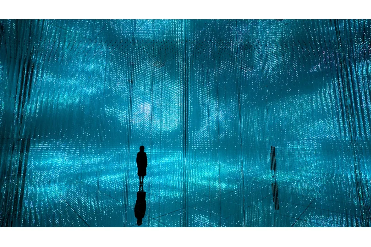 ▲チームラボ《Infinite Crystal World》©チームラボ