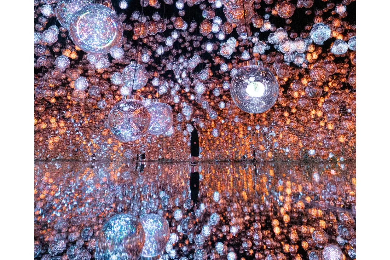 ▲チームラボ《Bubble Universe: 実体光、光のシャボン玉、ぷるんぷるんの光、環境が生む光 - ワンストローク》©チームラボ