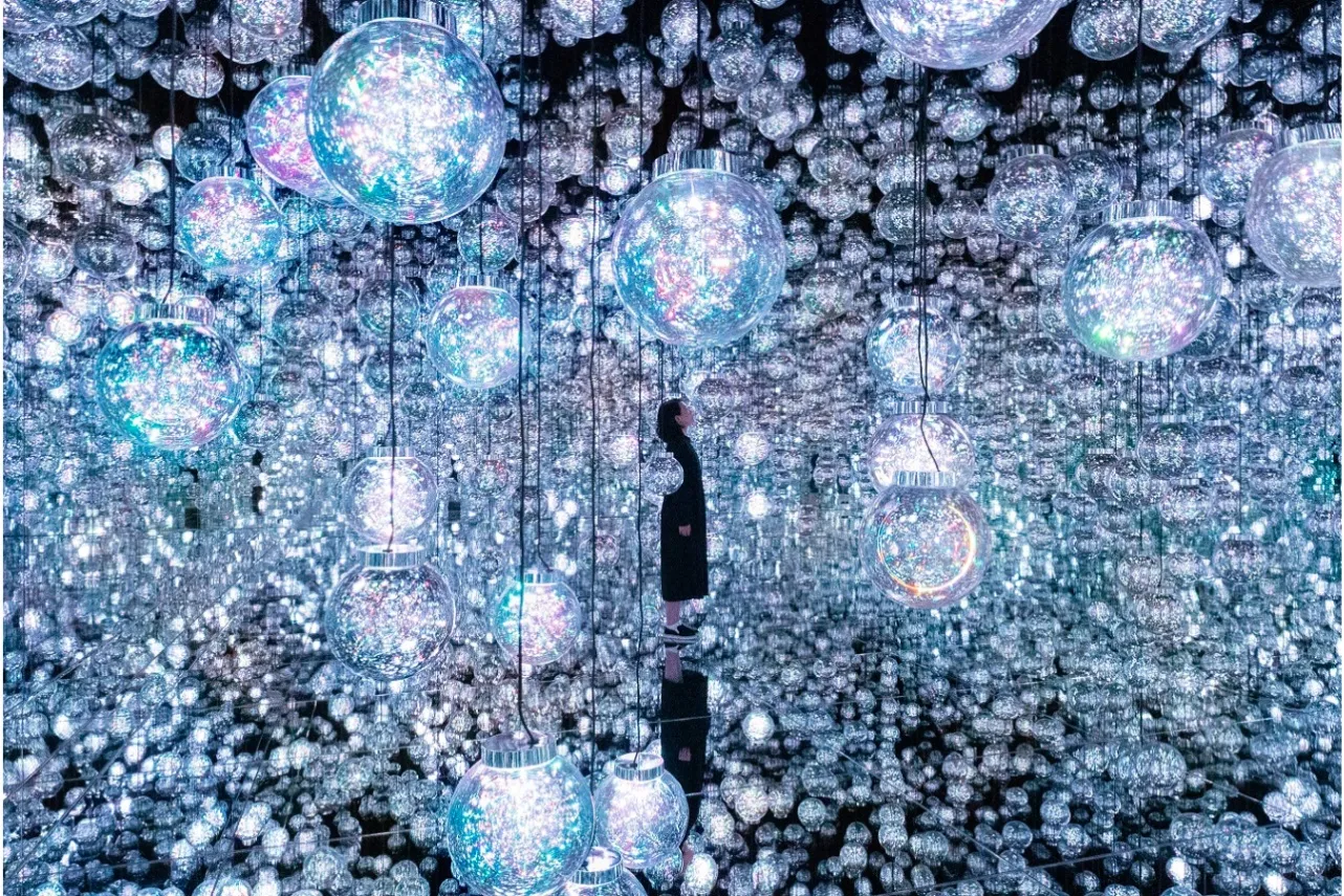 ▲チームラボ《Bubble Universe: 実体光、光のシャボン玉、ぷるんぷるんの光、環境が生む光 - ワンストローク》©チームラボ