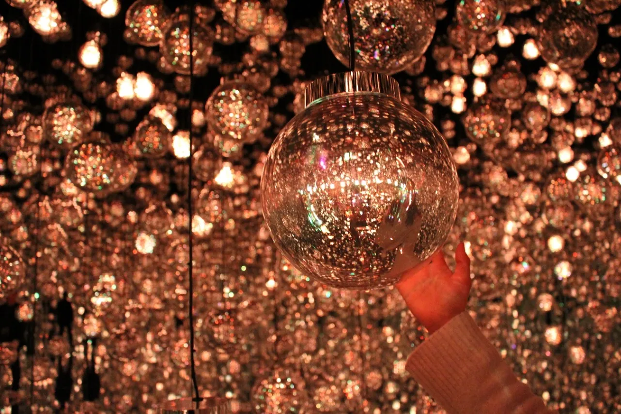 ▲手をかざすなどの人の動きによって光の色や動きが変化することも（球体に触れることは禁止されています）　※編集部撮影