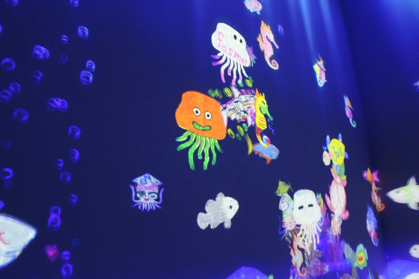 ▲海の中に描いた生き物が現れます！ ※編集部撮影