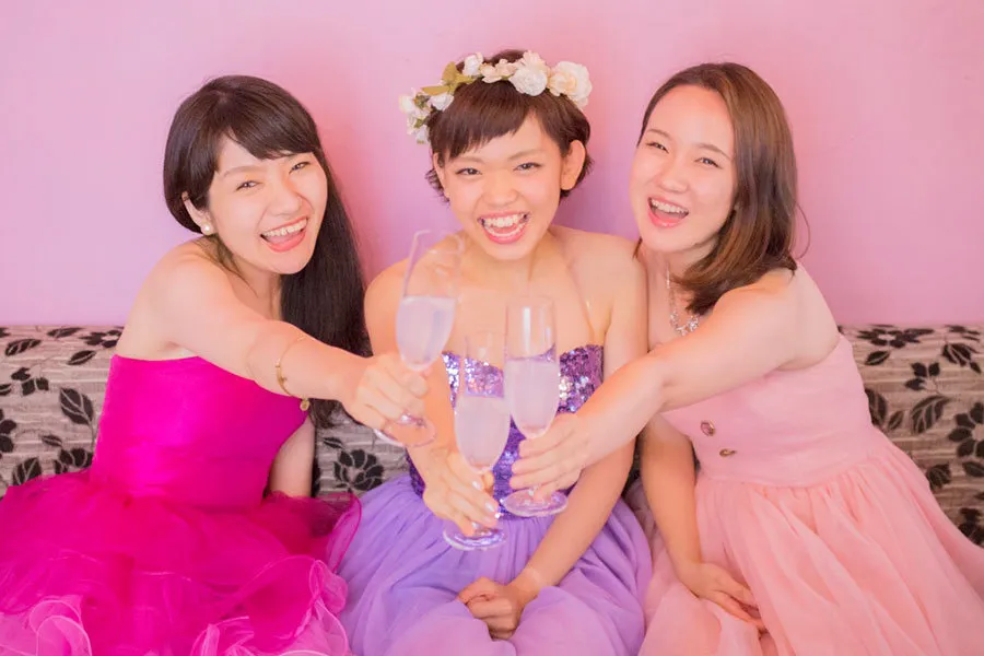 【進化系カラオケ】足湯で熱唱、ドレスで姫気分！？非日常空間で思い切り楽しめる最新カラオケ３選