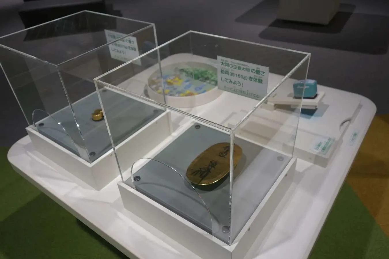 ▲大判の重さ体験