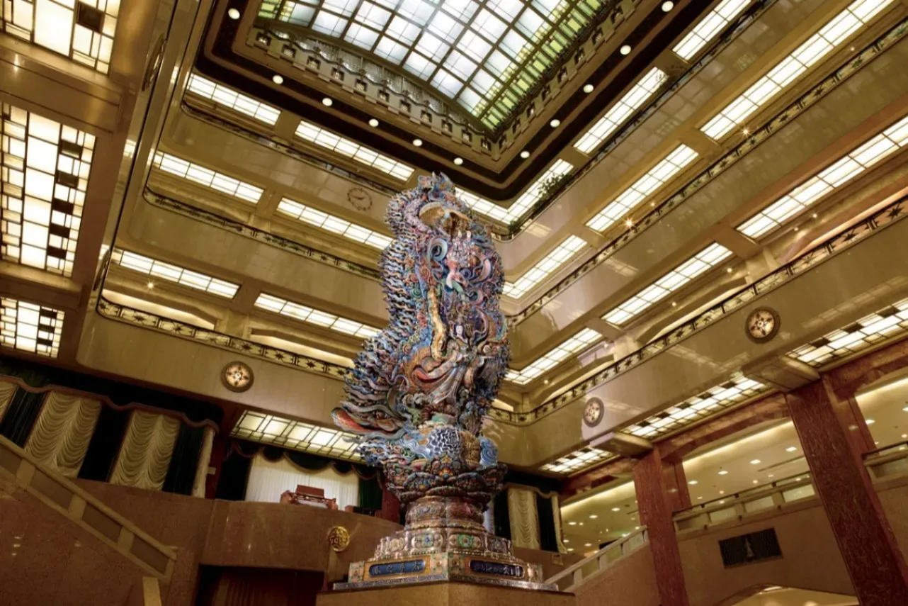 ▲中央ホール「天女（まごころ）像」